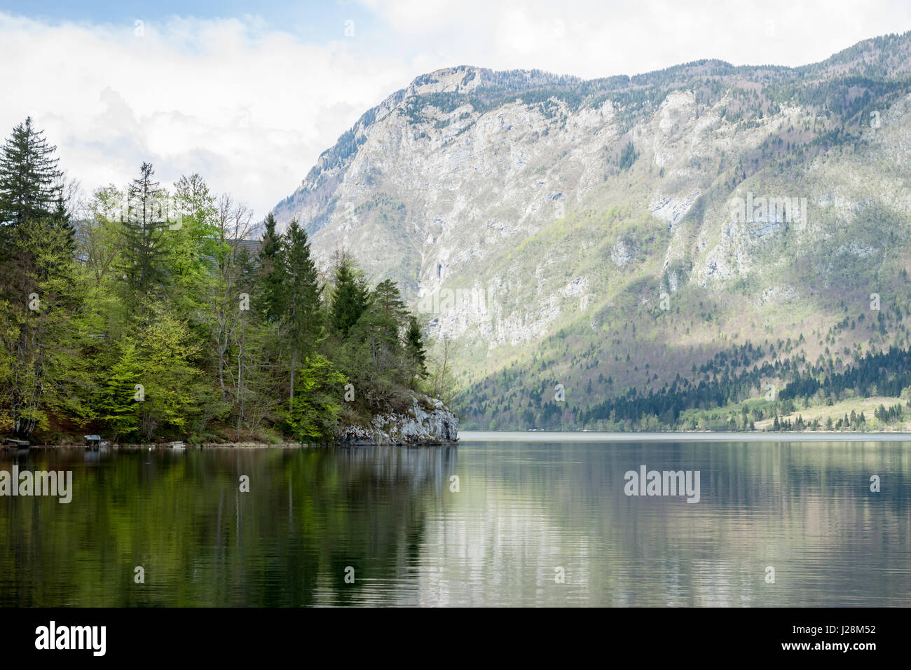 Bergsee mit kristallklarem Wasser Stockfoto