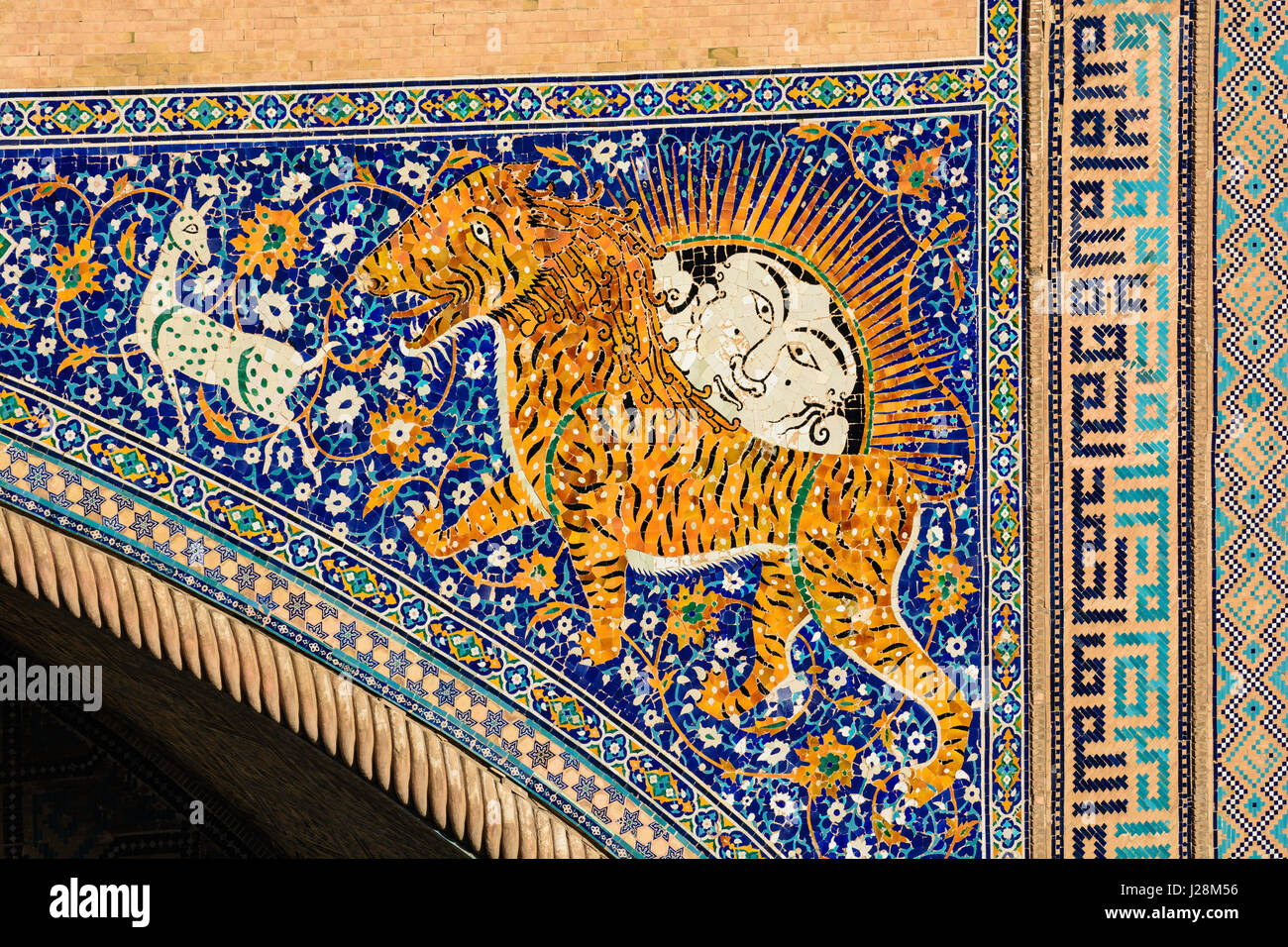 Usbekistan, Samarkand Provinz, Samarkand, Sher Dor Medrese am Registan (17. Jh.). Die Tigers sind auf die usbekische "Sum" Banknote abgebildet. Stockfoto