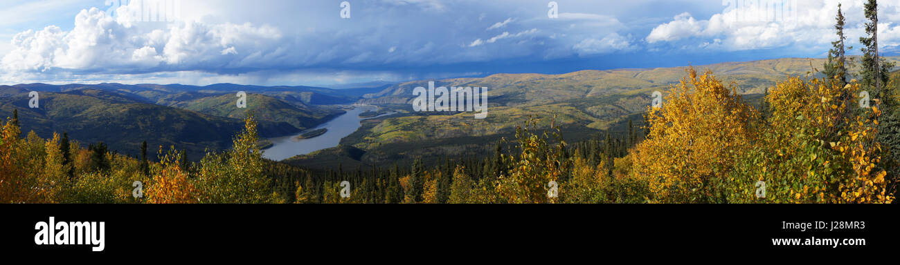 Blick vom Mitternacht Dom in Yukon River Richtung Alaska, Herbst, Yukon Terr. Kanada Stockfoto