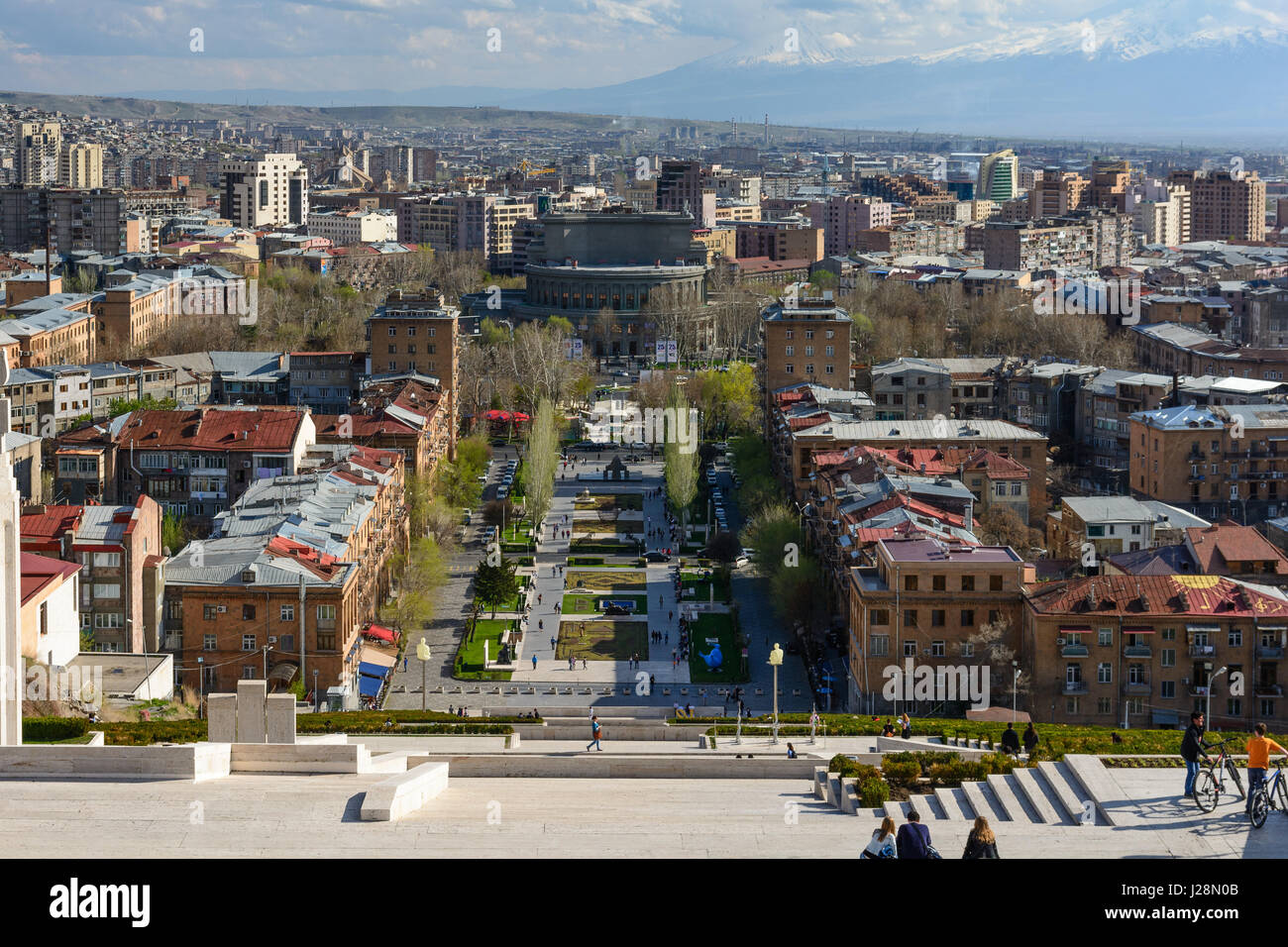 Armenien, Yerevan, Kentron, Blick von der 'Cascade' in der Mitte mit dem Opera House. Im Hintergrund das Ararat Massiv Stockfoto