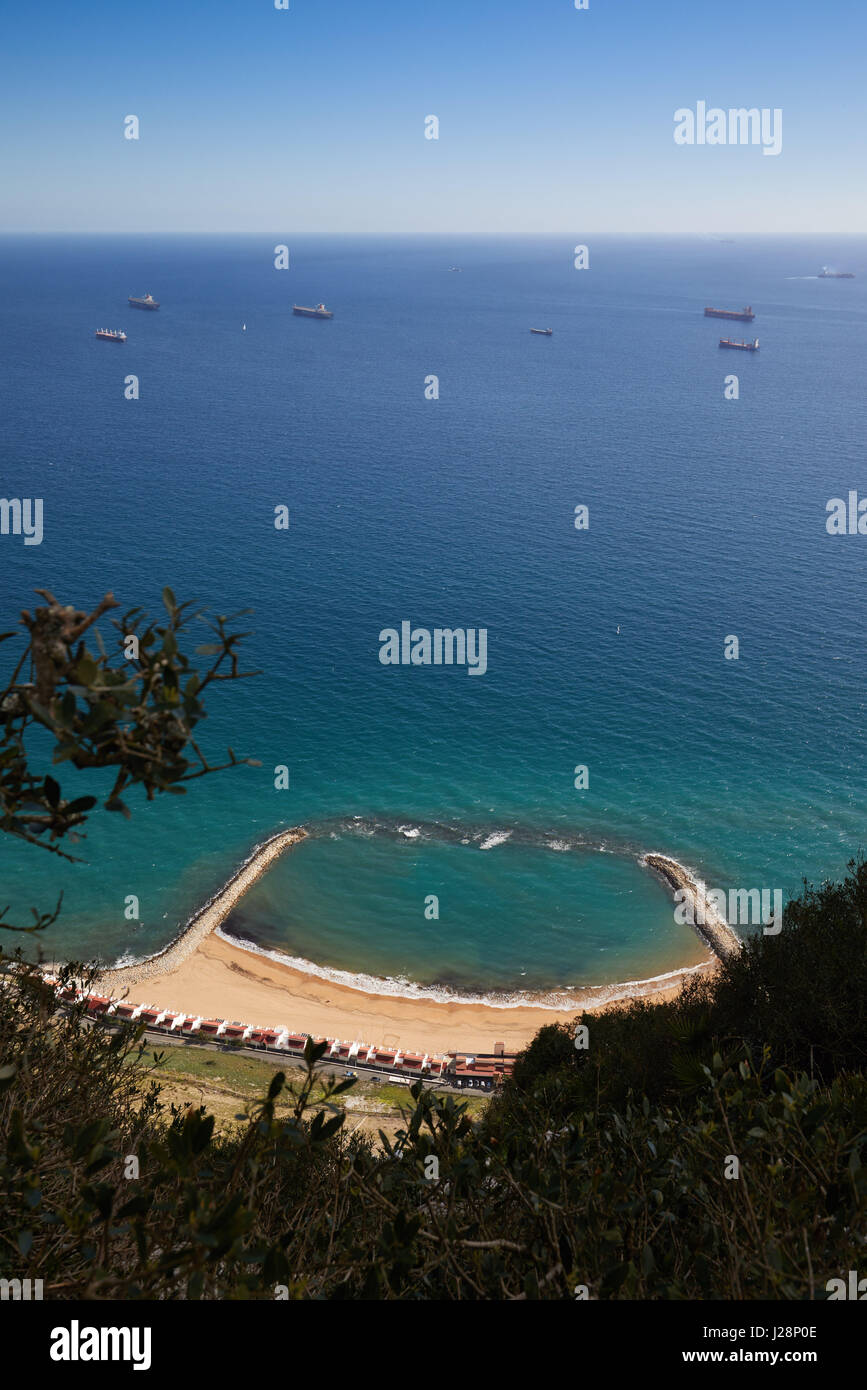 Gibraltar, Blick nach Osten aus dem oberen Felsen, der Strand sandig-Bucht Tanker vor der Küste liegen, Stockfoto