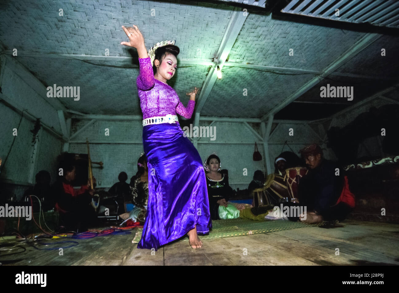 Eine junge Frau, die Jaipong, einen traditionellen Sundanese-Tanz, auf der Bühne während des jährlichen Erntedanksgiving-Festivals in West Java, Indonesien, vorführt. Stockfoto