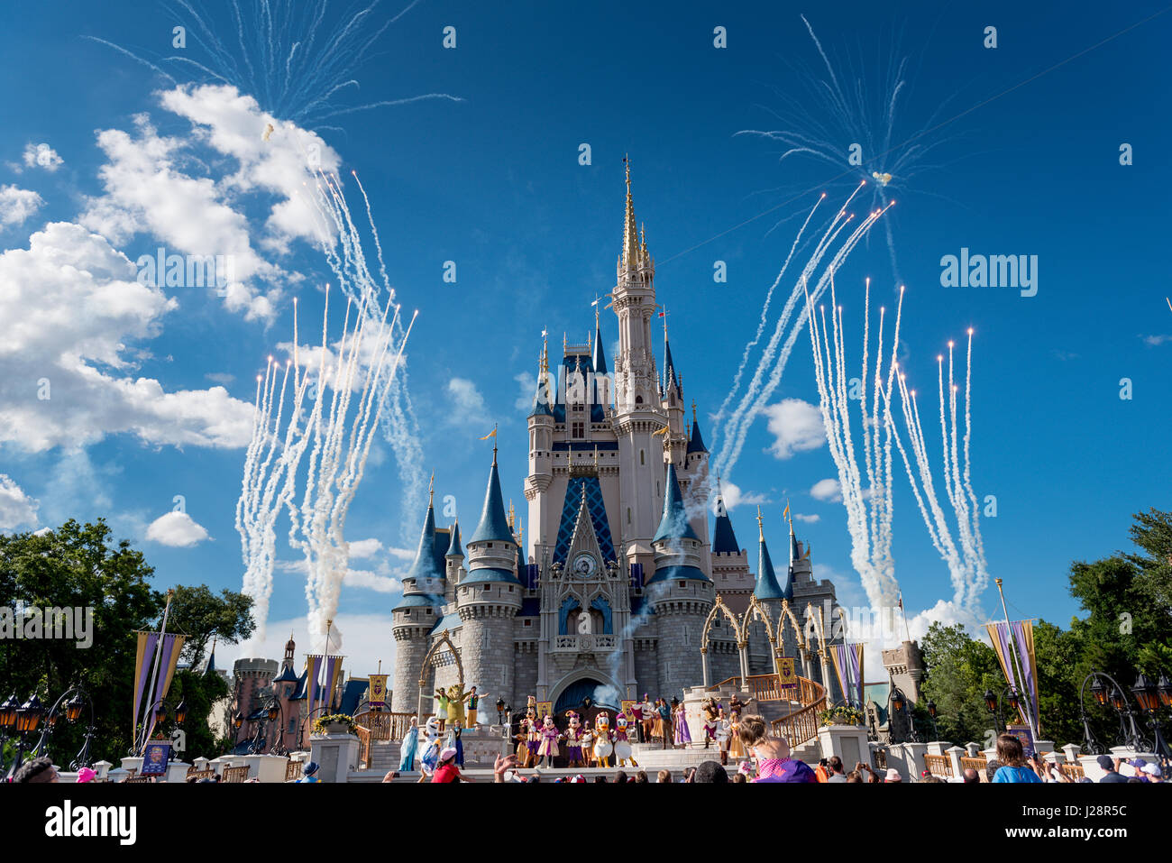 Mickey und Freunde führt mit Publikum beobachten Feuerwerk. Stockfoto