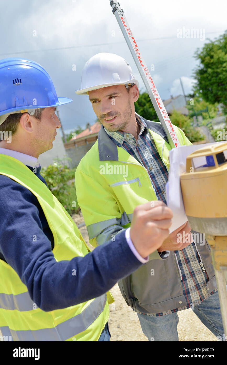 Seite zwei Vermesser auf einen job Stockfoto