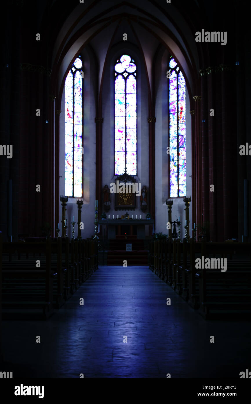 Mainz, Deutschland - 20. April 2017: Der Altar der St. Stephan Kirche unter die drei blauen Fenstern von Chagall am 20. April 2017 in Mainz. Stockfoto