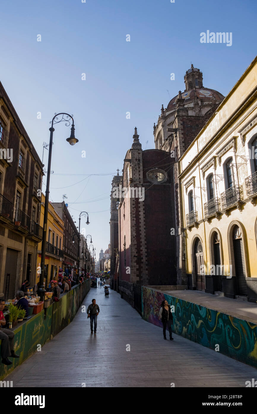 Mexiko-Stadt, FEB 17: Schöne Kirchenkuppel und Street am 17. Februar 2017 in Mexiko-Stadt Stockfoto