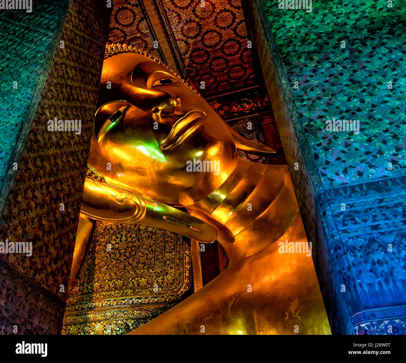 Großer liegender Gold Buddha in Bangkok, Thailand. Stockfoto