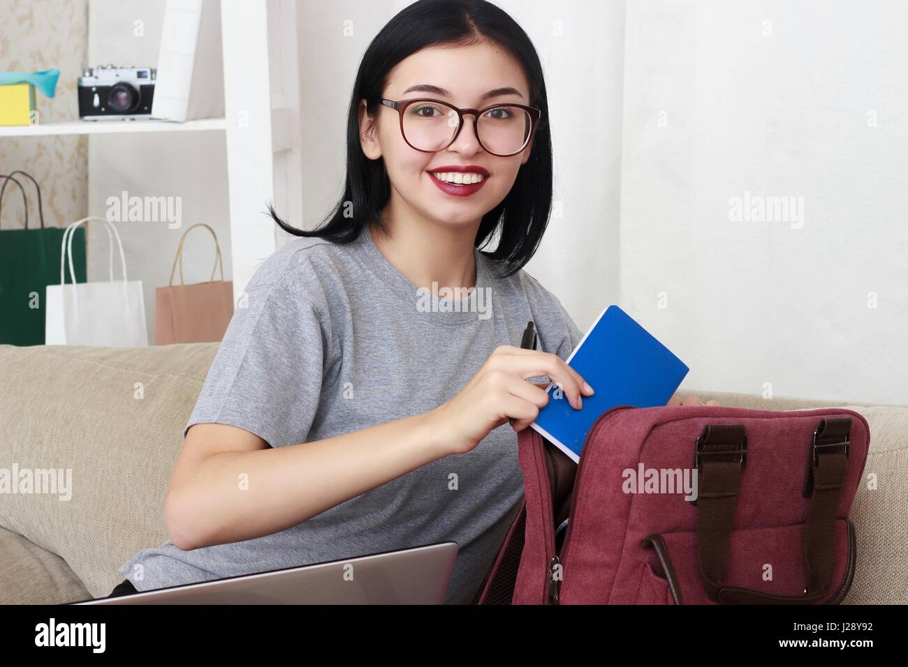 Studentin, Notizbücher aus ihrer Tasche Stockfoto