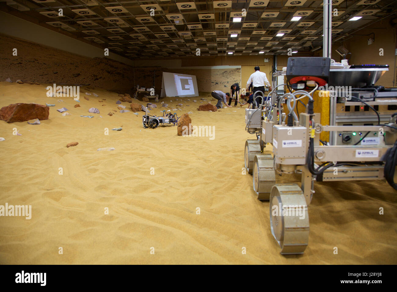 Eine kleine Scout-Prototypen für die ESA ExoMars Rover-Mission zum Mars wird von Airbus in einer Lagerhalle gemacht, um den roten Planeten aussehen getestet Stockfoto Eine kleine Scout-Prototypen für die ESA ExoMars Rover-Mission zum Mars wird von Airbus in einer Lagerhalle gemacht, um den roten Planeten aussehen getestet Stockfoto