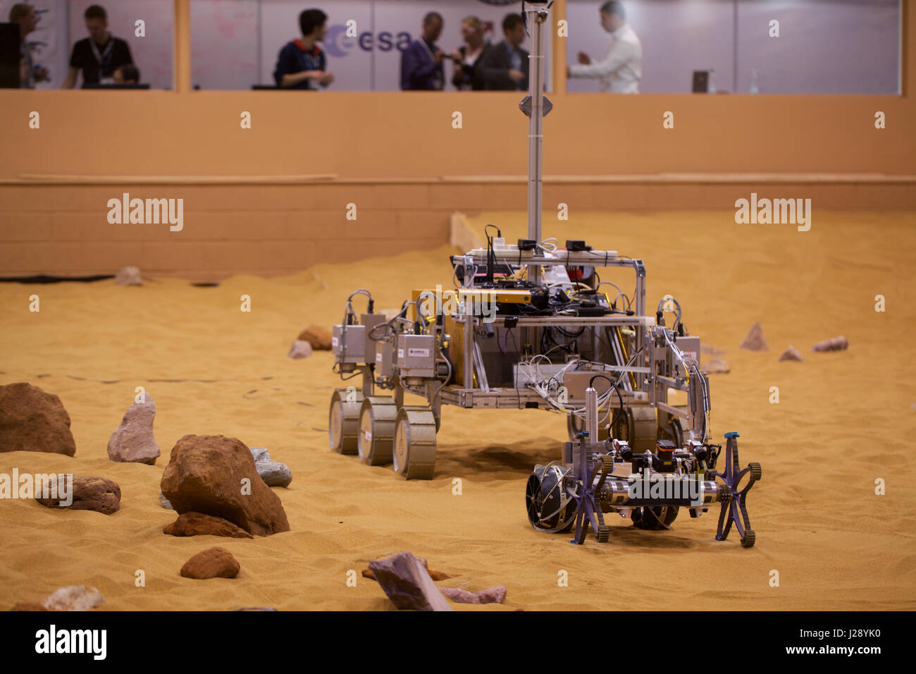 Eine kleine Scout-Prototypen für die ESA ExoMars Rover-Mission zum Mars wird von Airbus in einer Lagerhalle gemacht, um den roten Planeten aussehen getestet Stockfoto