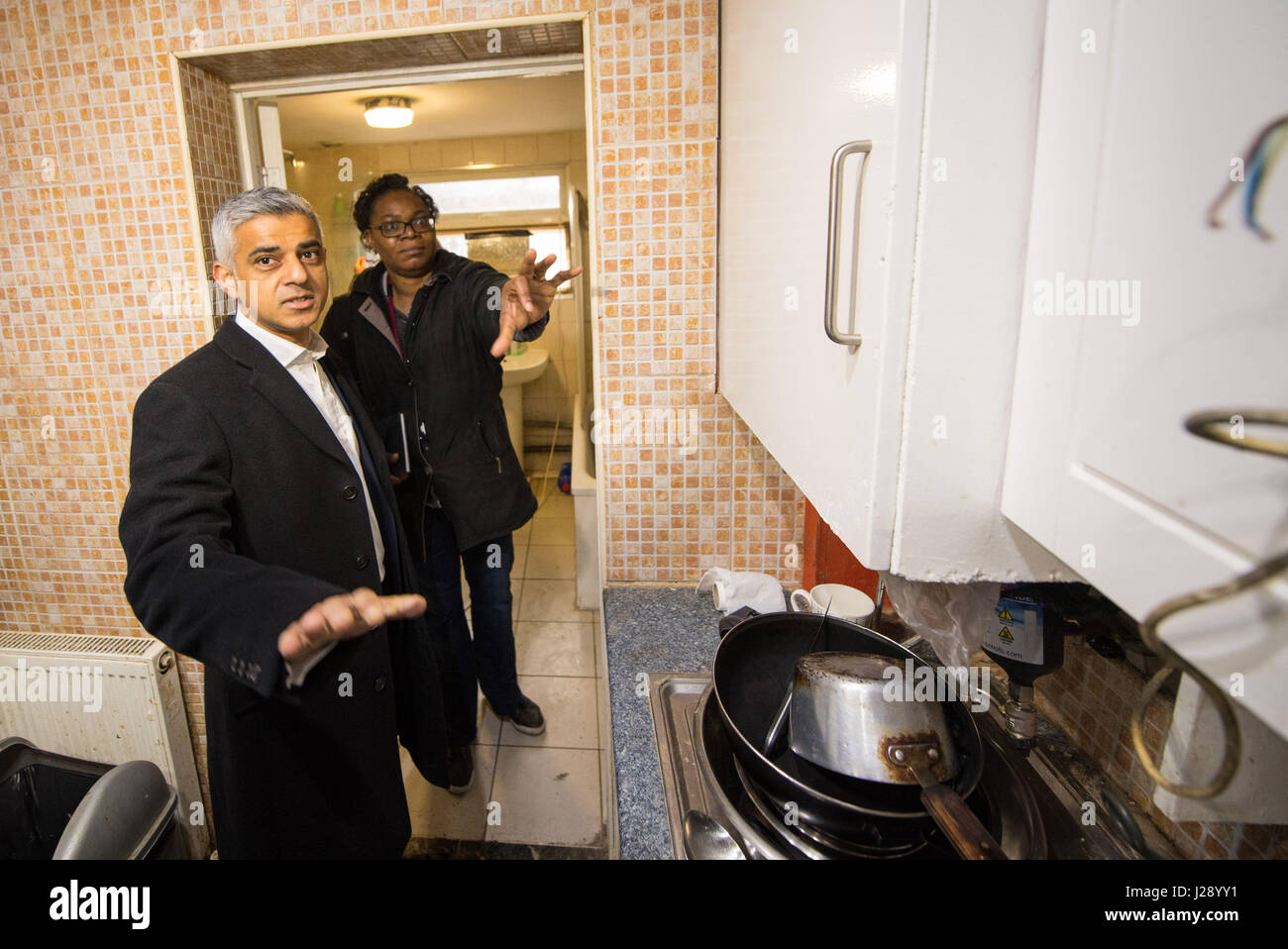 Bürgermeister von London Sadiq Khan mit ein Rat Vollzugsbeamten Durchführung einer Razzia in einem Hotel in Newham, Ostlondon, vor eine Ankündigung über eine Razzia auf skrupellosen Vermieter im Bereich private Vermietung. Stockfoto