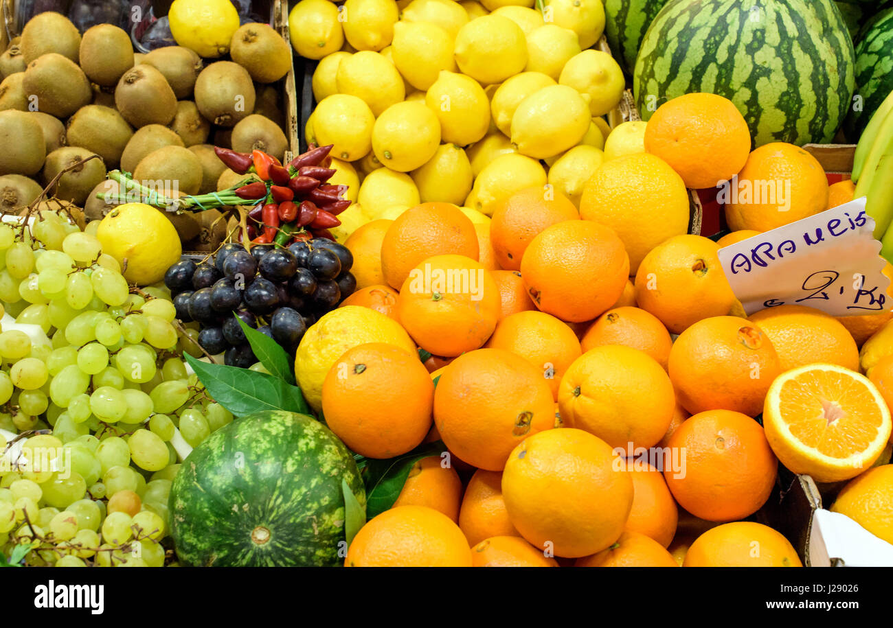 frisches Obst auf einem Markt in Italien Stockfoto