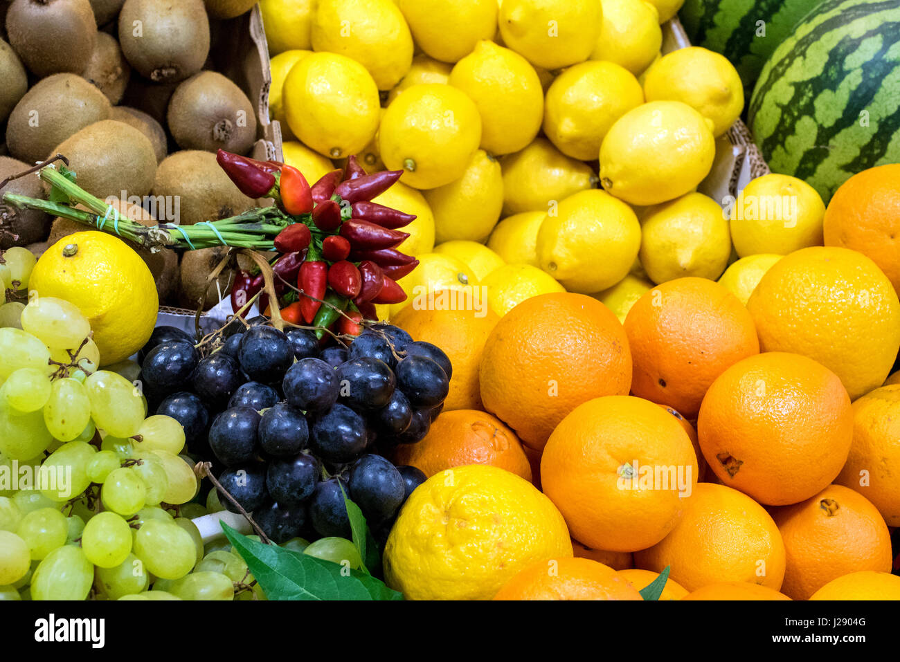 frisches Obst auf einem Markt in Italien Stockfoto