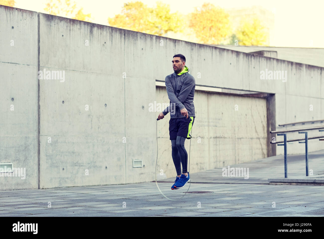 Mann mit Seil springen im Freien Training Stockfoto