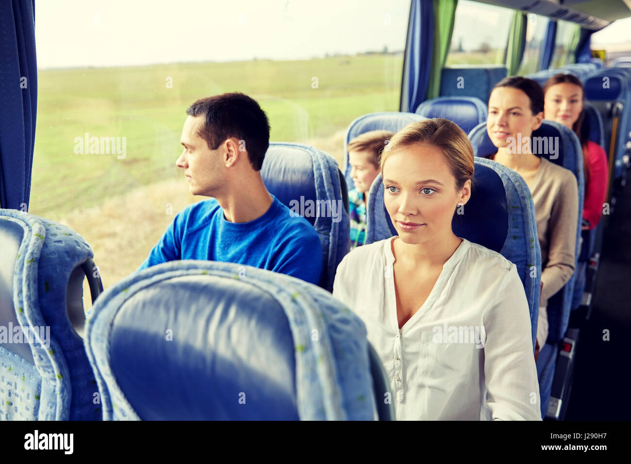 Gruppe von Personen oder Touristen im Reisebus Stockfoto