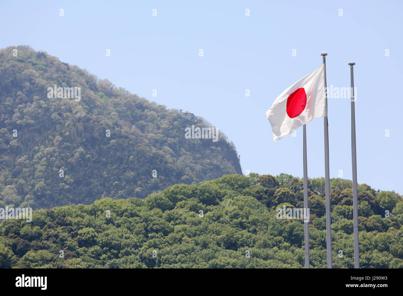 Japanische Flagge im Wind gegen die klaren blauen Himmels Stockfoto