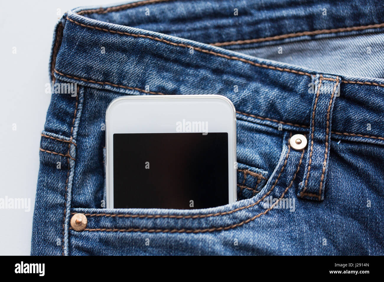 Smartphone in der Tasche der Jeans Hosen oder jeans Stockfoto