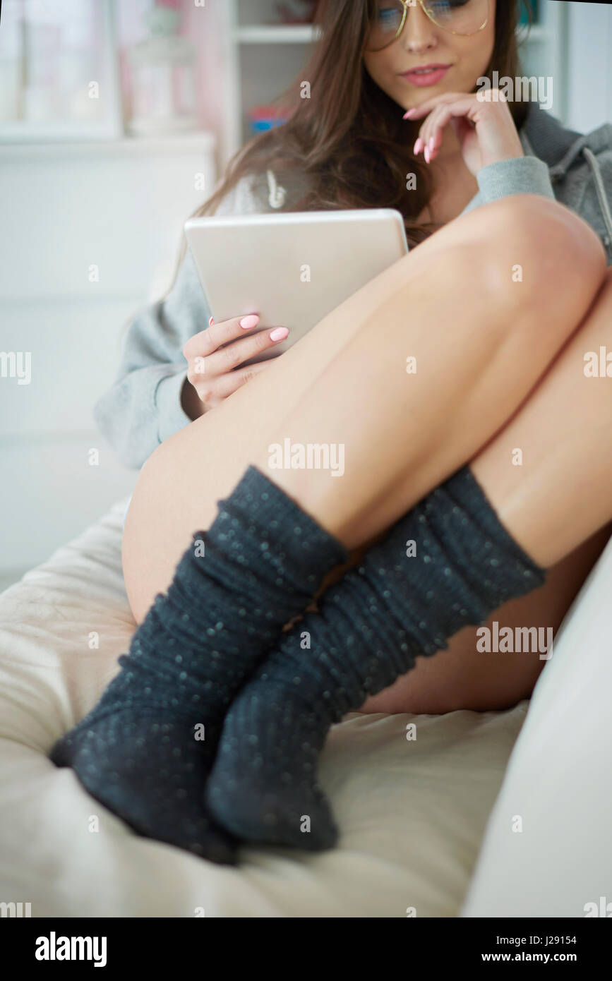 Frau mit digital-Tablette im Wohnzimmer Stockfoto