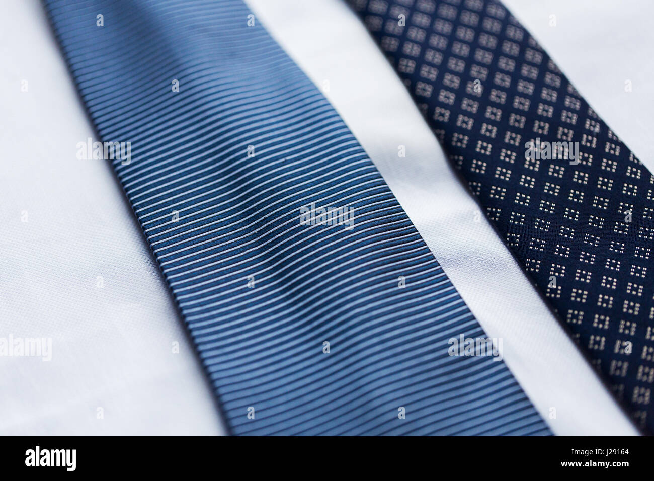 Nahaufnahme von Shirt und blau gemusterten Krawatten Stockfoto