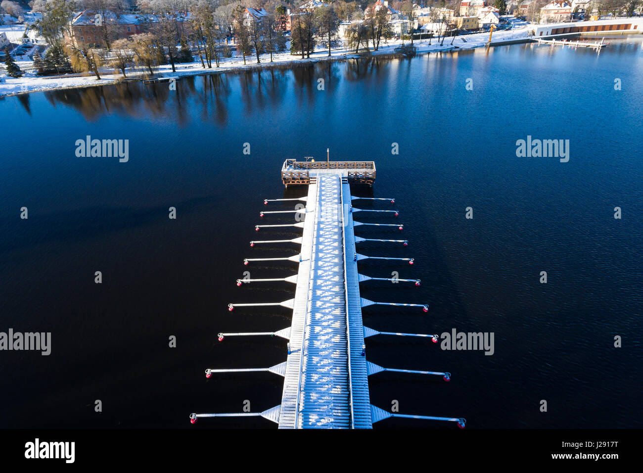 Blick auf den Winter-Pier von oben in Ilawa, kleine Stadt von Polen Stockfoto