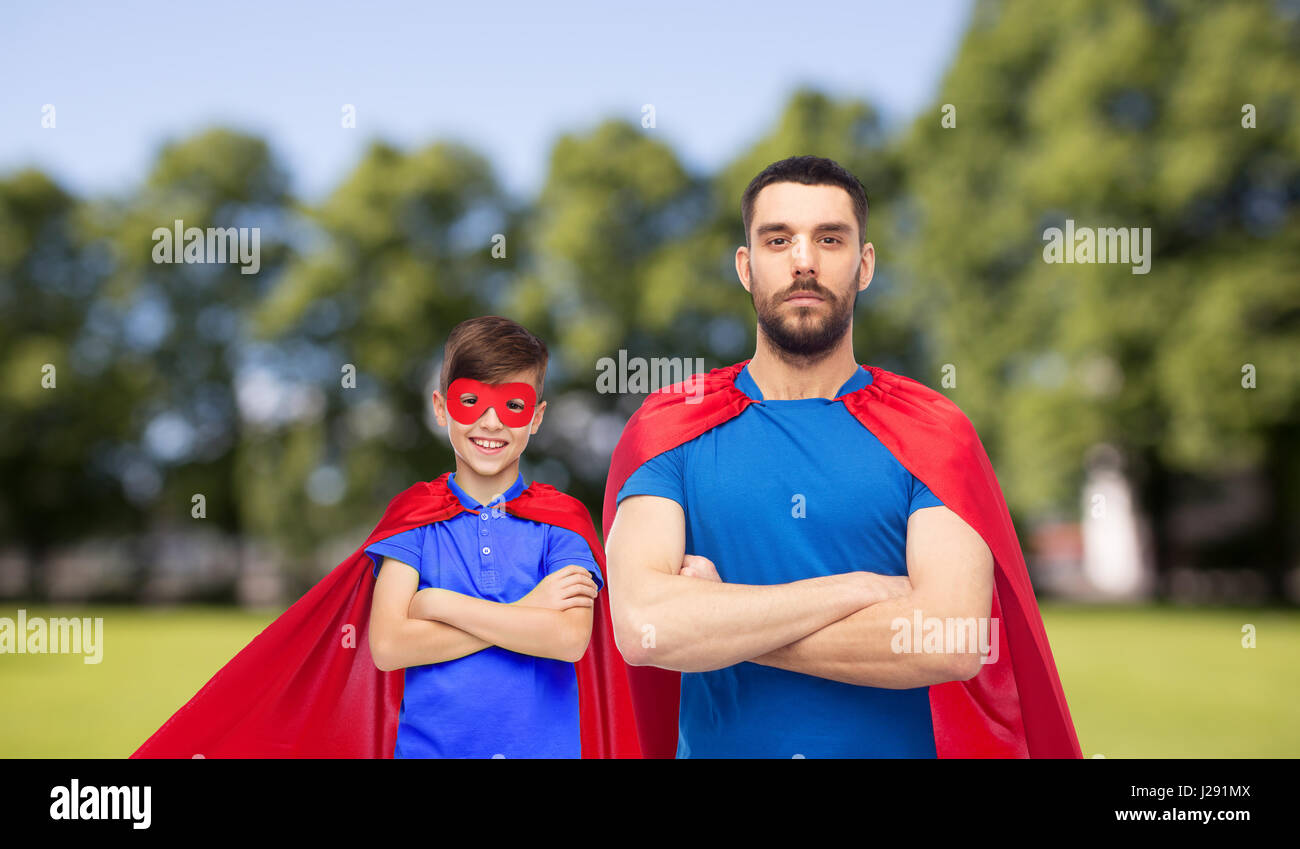Mann und junge tragen rote Superheld Cape und Maske Stockfoto