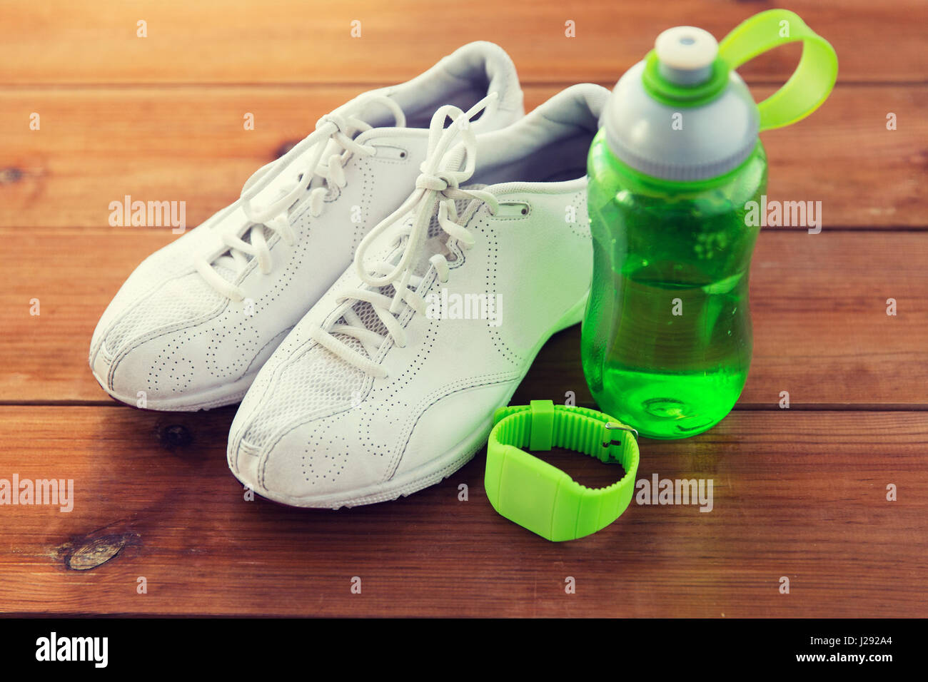 Nahaufnahme von Sneakers, Armband und Wasserflasche Stockfoto