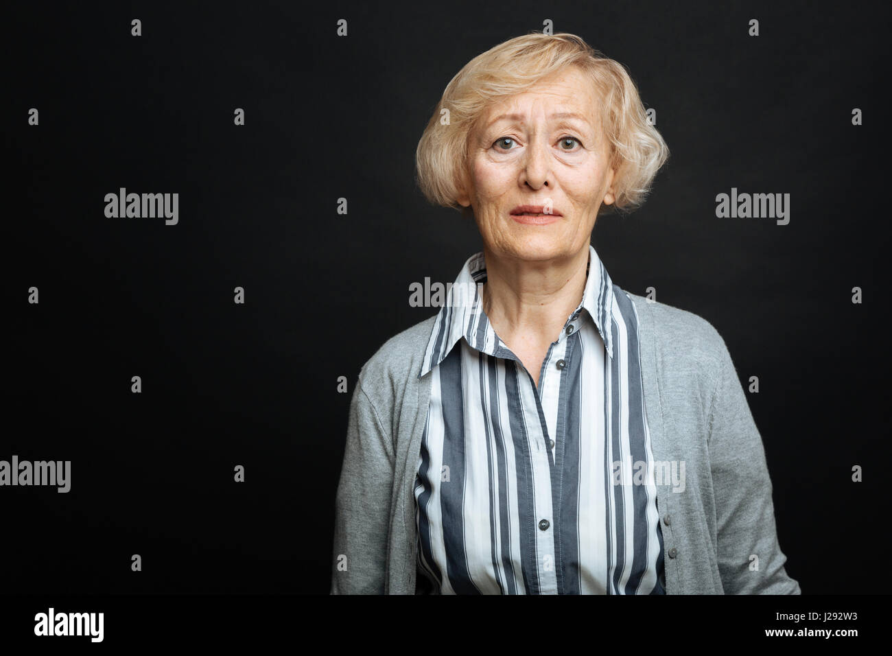 Enttäuscht Rentner demonstrieren Traurigkeit im studio Stockfoto Enttäuscht Rentner demonstrieren Traurigkeit im studio Stockfoto
