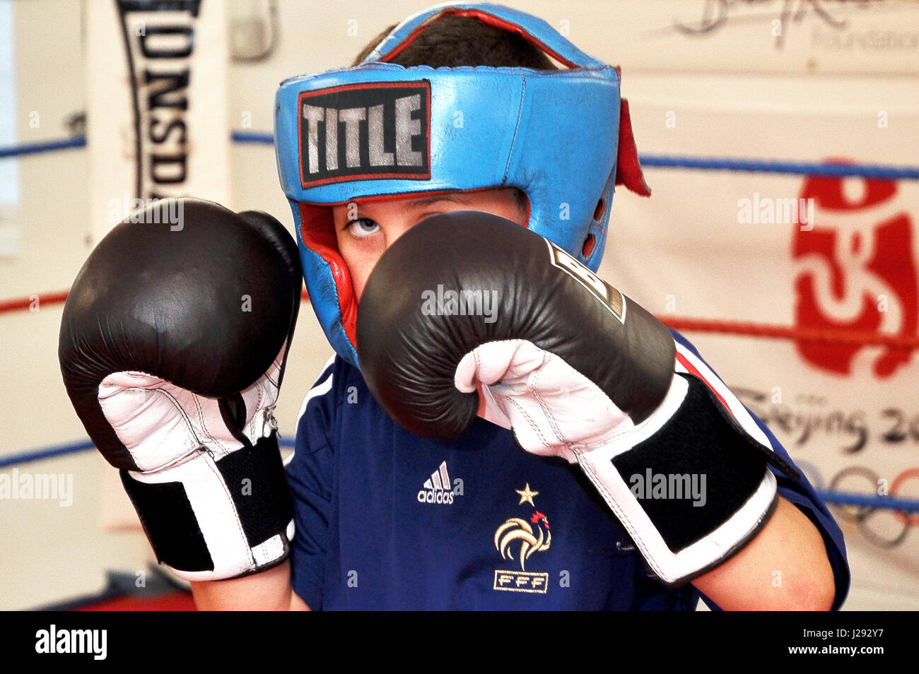 Junge Amateur-Boxer vor dem Schlafengehen in den Ring zu Holm. Aufgenommen in einem Fitnessstudio im Nord-Osten Englands Stockfoto