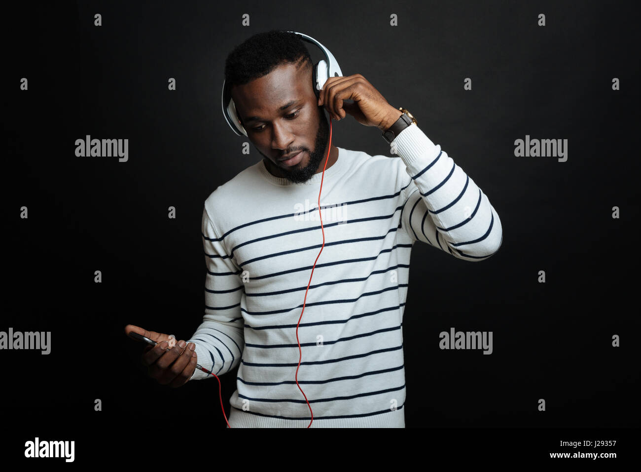 Beteiligten afrikanischen amerikanischen Mann verwenden moderne Geräte im studio Stockfoto