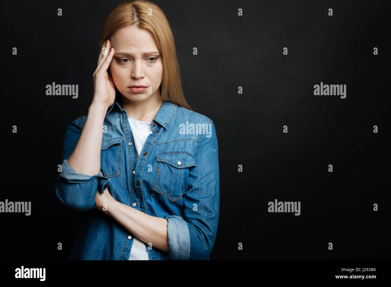 Schade junge Frau deprimiert im studio Stockfoto