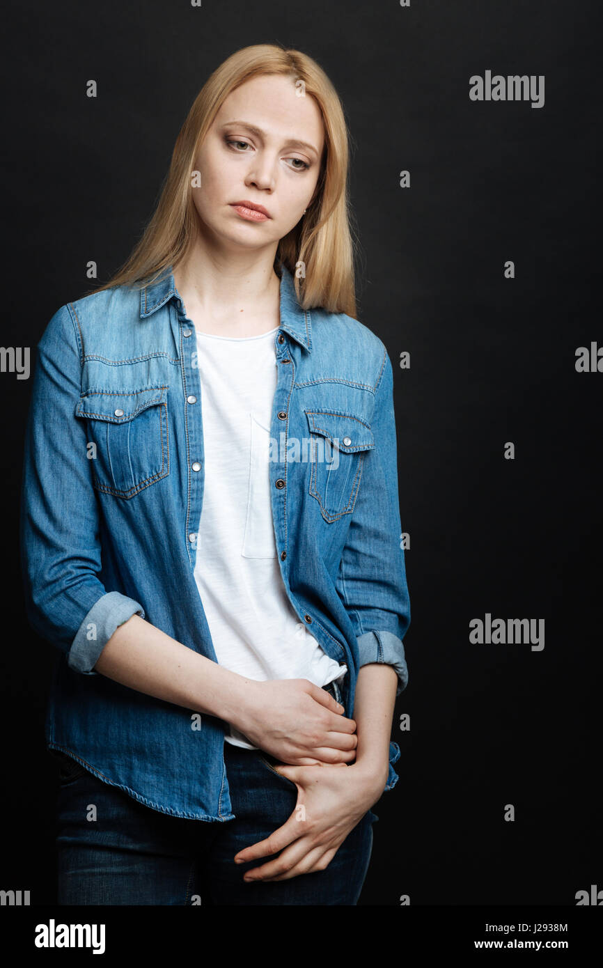 Aufgeregt junge Frau Gefühl verlassen im schwarz gefärbten studio Stockfoto Aufgeregt junge Frau Gefühl verlassen im schwarz gefärbten studio Stockfoto