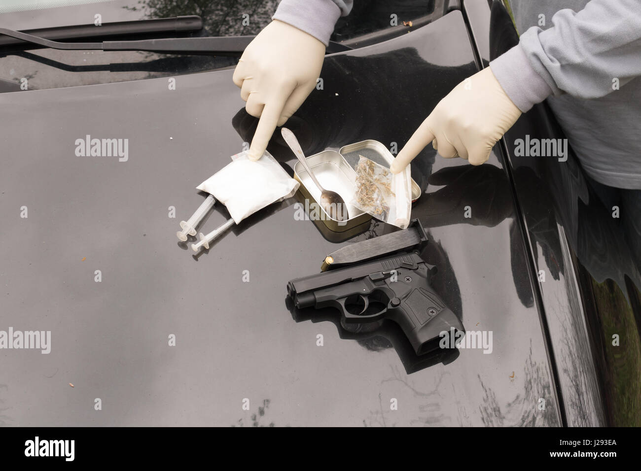 Menge von Drogen auf Tisch mit Waffen, von der österreichischen Polizei beschlagnahmt Kriminalität Händler Stockfoto