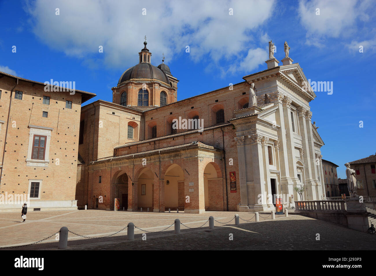 Blick auf den Dom, Duomo di Urbino, Kathedrale Metropolitana di Santa Maria Assunta Dom, Urbino, Marken, Italien Stockfoto