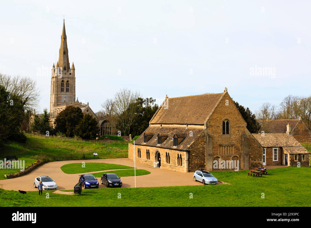 Oakham Castle und All Saints Parish Church in Englands kleinste County, Rutland, England, UK Stockfoto