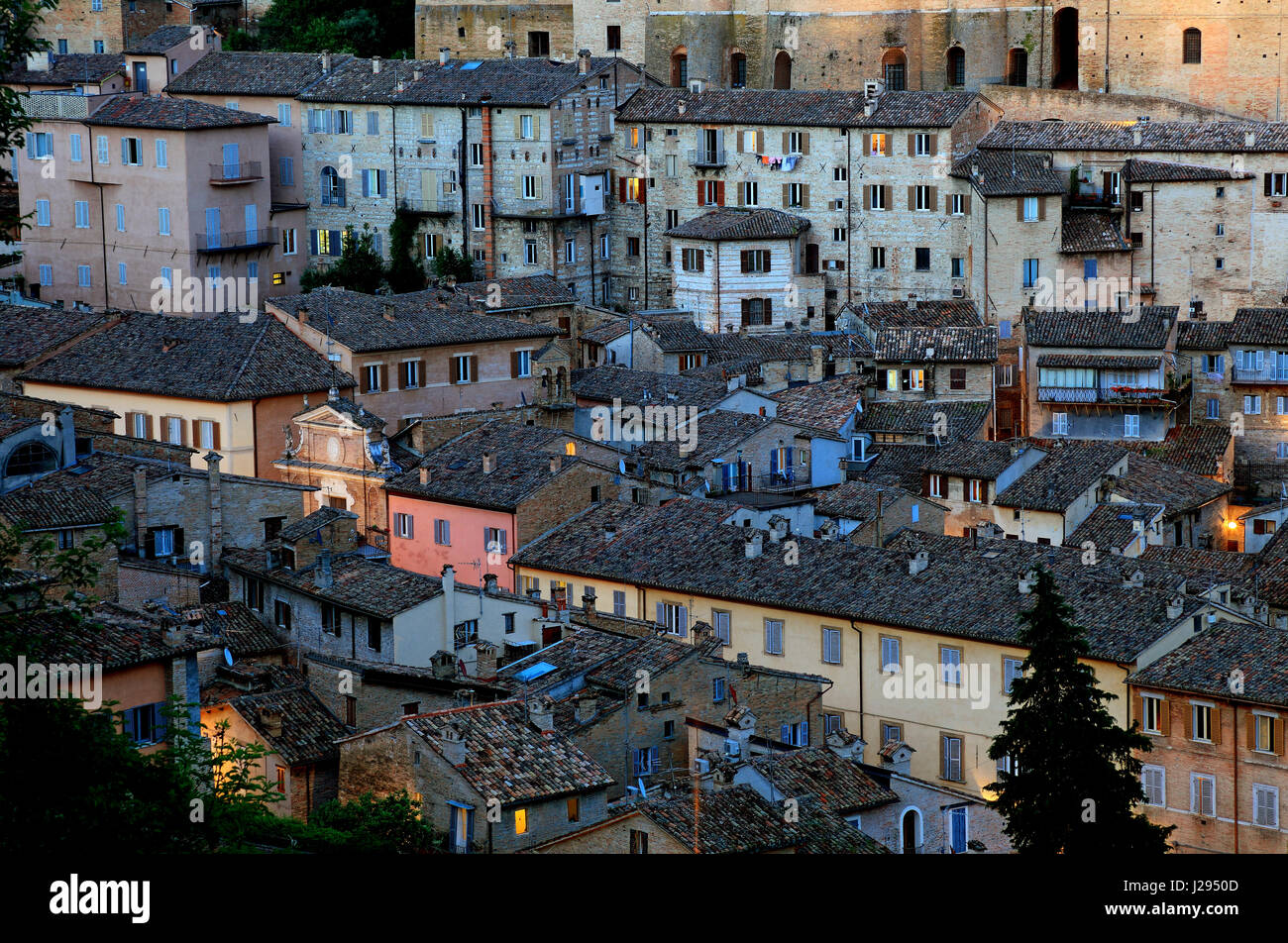 Ansicht von Urbino, alten Häuser der Stadt in den Abend, Marche, Italien Stockfoto