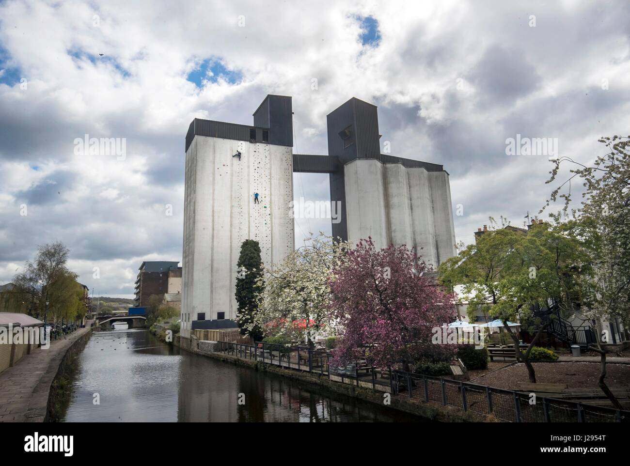 Großbritanniens höchste künstliche outdoor-Kletterwand vor Eröffnung der ROKTFACE in Yorkshire. Stockfoto