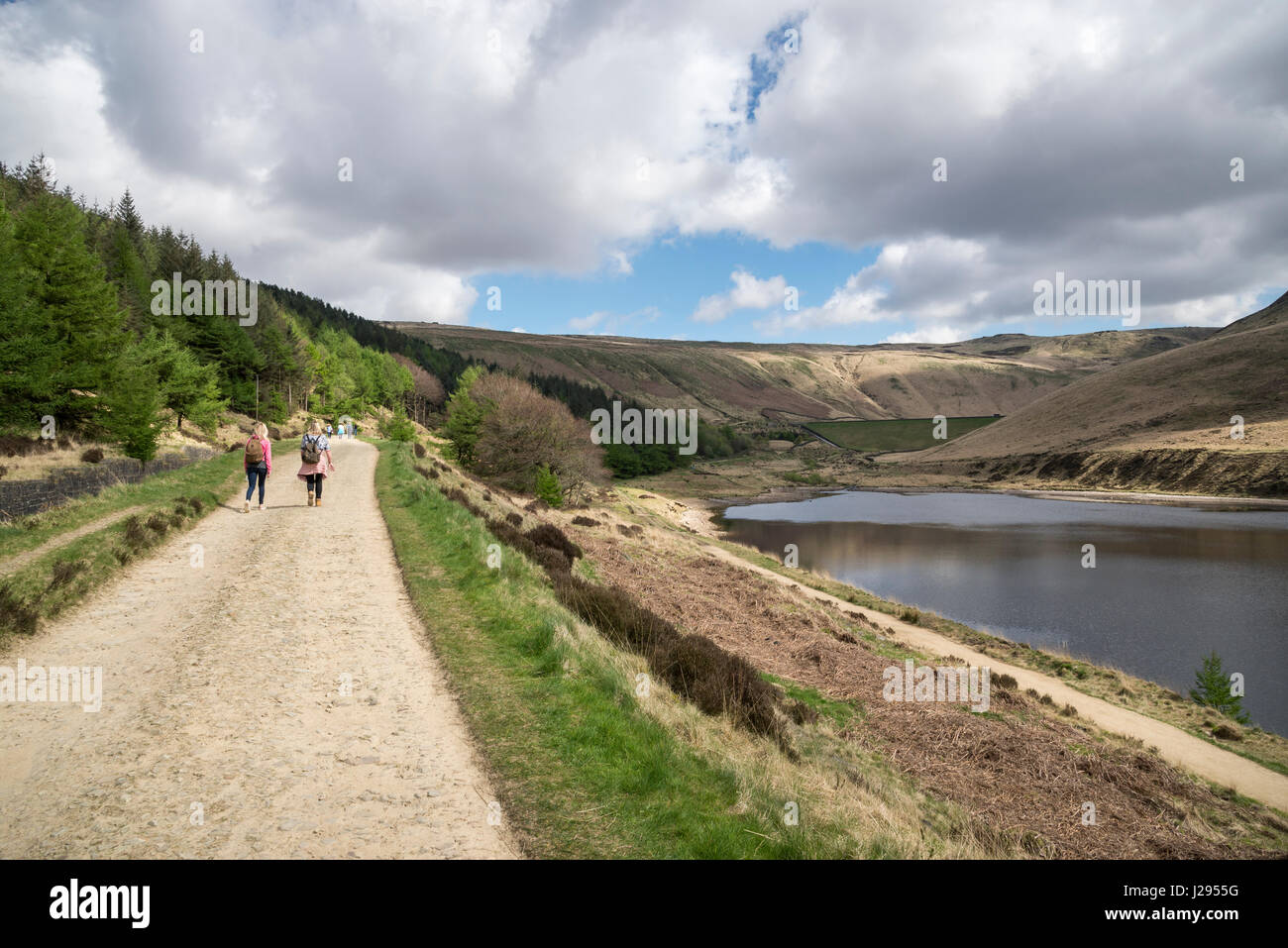 Gruppe von Wanderern neben Yeoman hey Reservoir, Taube Steinen, Greater Manchester, England Stockfoto