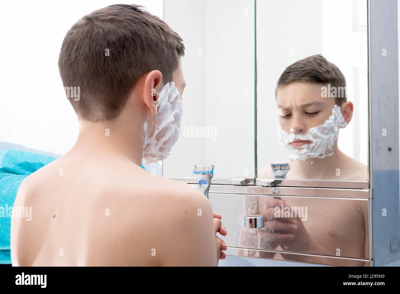 Junge Teenager zum ersten Mal rasieren Stockfotografie - Alamy