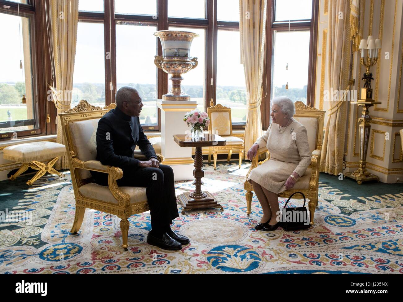 Königin Elizabeth II erfüllt seine Exzellenz David Granger, Präsidentin der Kooperative Republik Guyana, während einer Privataudienz mit ihrer Majestät in Windsor Castle, Berkshire. Stockfoto