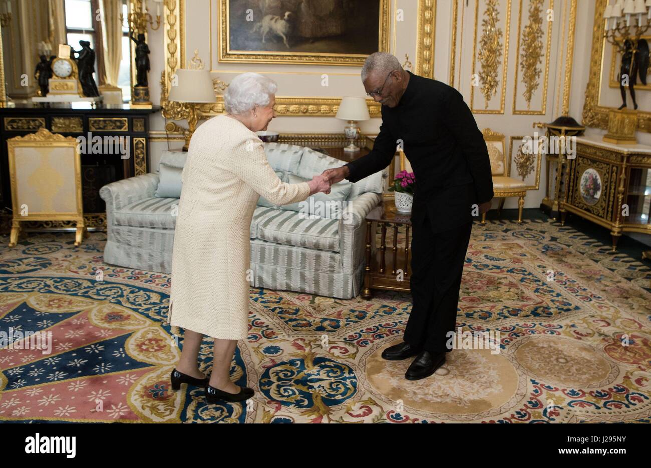 Königin Elizabeth II erfüllt seine Exzellenz David Granger, Präsidentin der Kooperative Republik Guyana, während einer Privataudienz mit ihrer Majestät in Windsor Castle, Berkshire. Stockfoto