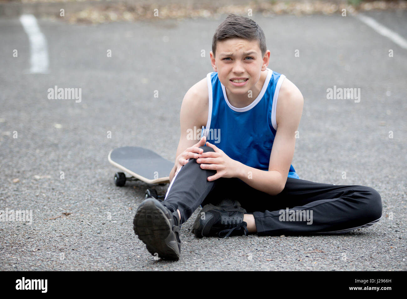 Teenager außerhalb mit einem skateboard Stockfoto