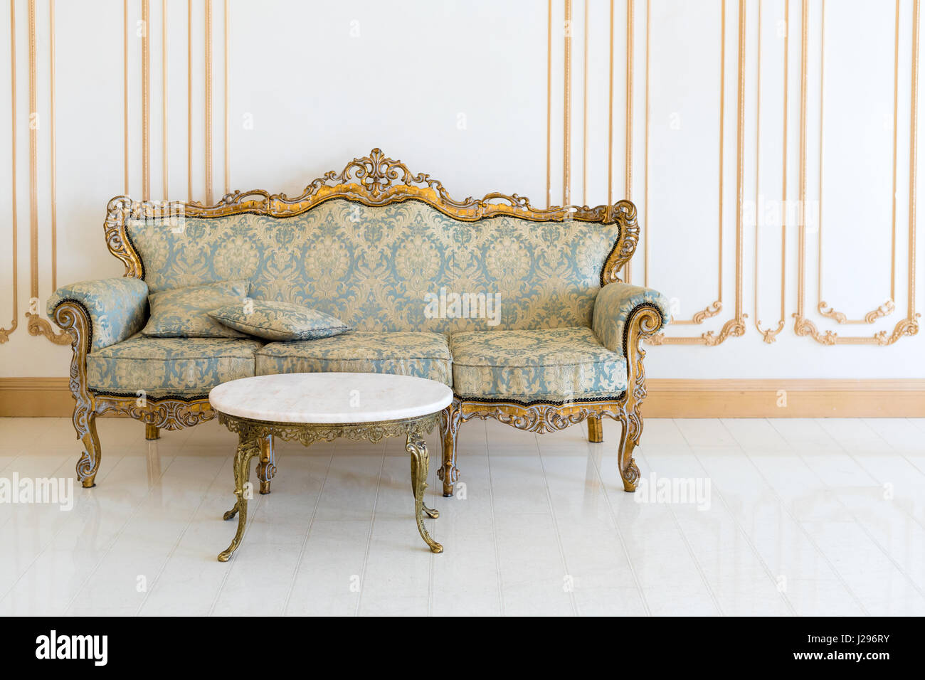 Luxus Wohnzimmer In Hellen Farben Mit Goldenen Mobel Details Elegantes Klassisches Interieur Stockfotografie Alamy