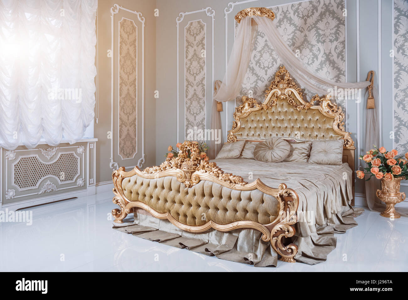 Luxus Schlafzimmer in hellen Farben mit goldenen Möbel Details. Große  komfortable Doppelzimmer Königsbett in eleganten klassischen Interieur  Stockfotografie - Alamy