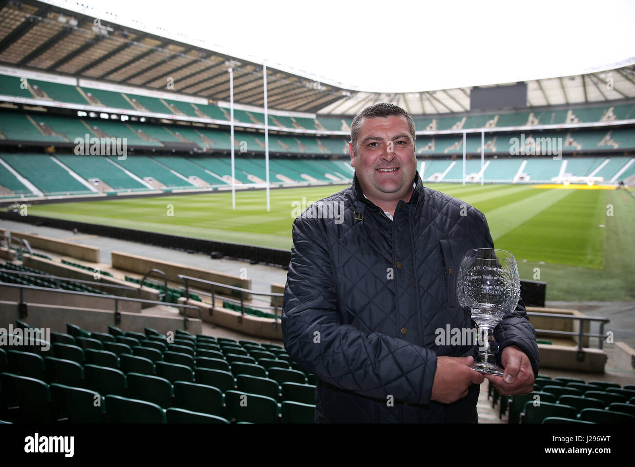 Himmel Bet Aston Villa Garten Meistermannschaft der Saison Preisträger 2016/17 posiert für ein Foto nach dem professionellen Fußball Platzwarte Konferenz im Twickenham Stadium, London. PRESSEVERBAND Foto. Bild Datum: Mittwoch, 26. April 2017. Bildnachweis sollte lauten: Steven Paston/PA Wire Stockfoto