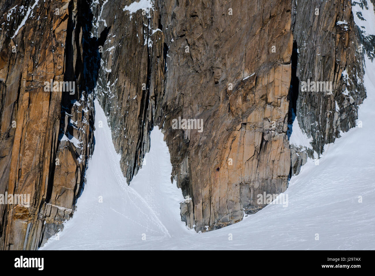 Zwei Bergsteiger, die Skalierung einer große Granit-Felswand im winter Stockfoto