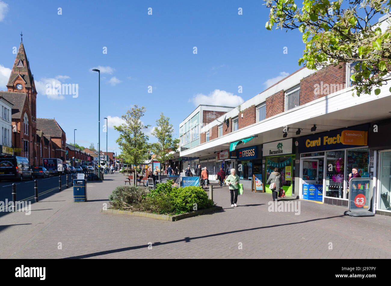 Geschäfte auf dem breiten Bürgersteig Bereich auf Harborne High Street in Birmingham Stockfoto