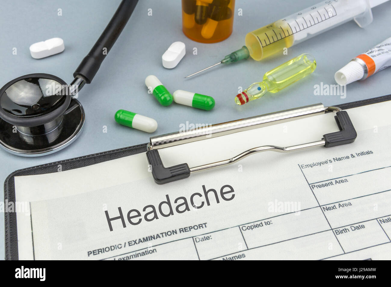 Kopfschmerzen, Medikamente und Spritzen als Konzept der gewöhnlichen Behandlung Gesundheit Stockfoto
