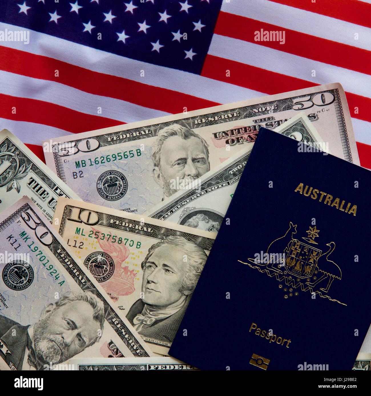 US-Dollar, Flagge und australischen Pass. Stockfoto