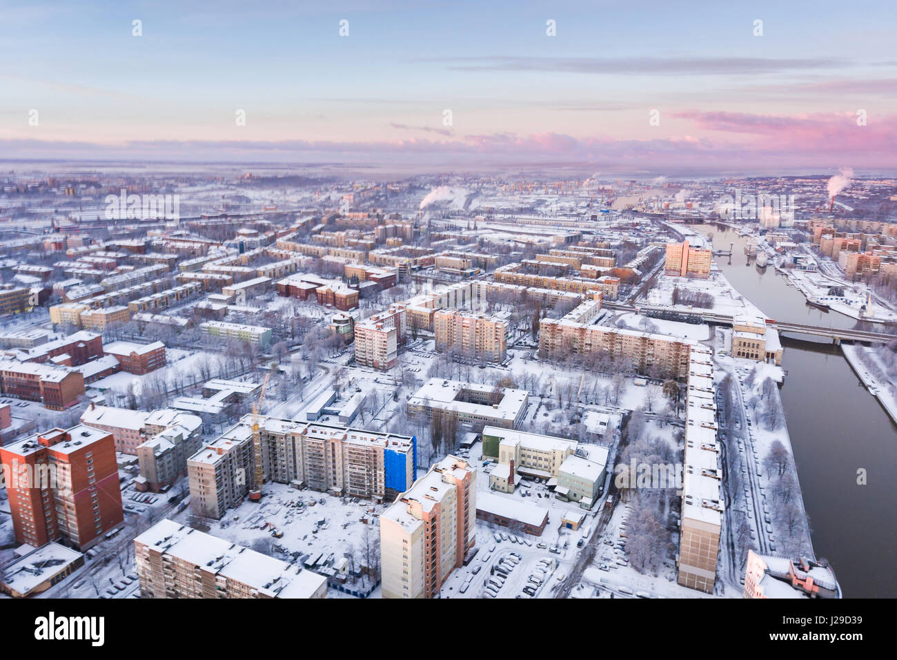 Schnee-bedeckten Gebäude von oben in Kaliningrad, Russland Stockfoto
