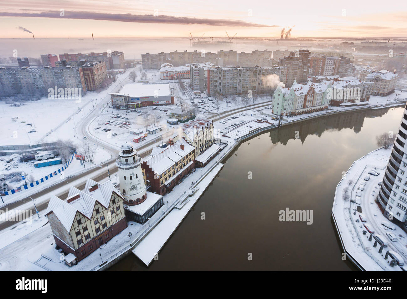 Das Fischerdorf in Kaliningrad in den frühen Morgenstunden im Winter, Ansicht von oben Stockfoto
